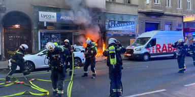 Feuer in Geschäft: Gas-Geschosse trafen Autos