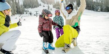Familie auf Skipiste