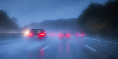 Schwerer Crash bei illegalem Straßenrennen