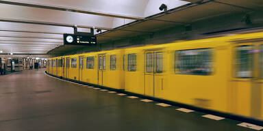 Sterbender Mann (65) am Bahnsteig bestohlen