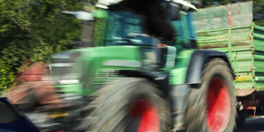 Traktor überschlägt sich: Bub (7) schwer verletzt