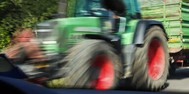 Auto kracht in Traktor: 87-Jähriger sofort tot
