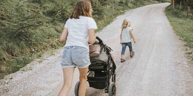Mehrmals überschlagen – Baby aus Kinderwagen geschleudert