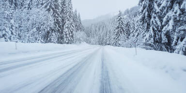 Mit Sommerreifen über Pass: Urlauber baut Crash mit 3 Verletzten