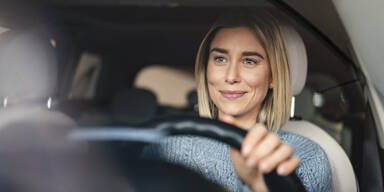 Frauen verursachen halb so viele Unfälle wie Männer