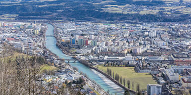 Großeinsatz: Dann fischte Rettung Ball aus dem Inn