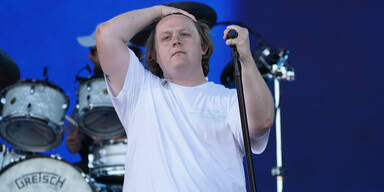 Bewegende Rückkehr: Lewis Capaldi feiert Comeback des Jahres 