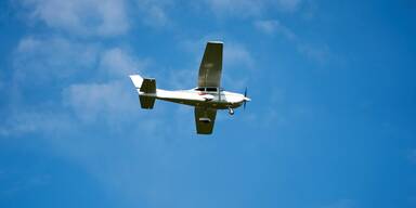 Flugzeug musste auf Südautobahn notlanden