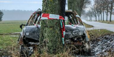 Steirer (55) kracht mit Auto gegen Baum – sofort tot