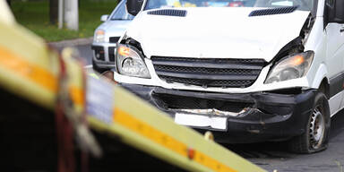 Alko-Lenker (29) mit Kleinbus zieht Spur der Verwüstung