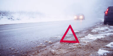 Glatteis-Wahnsinn: Hühnertransporter verunglückt