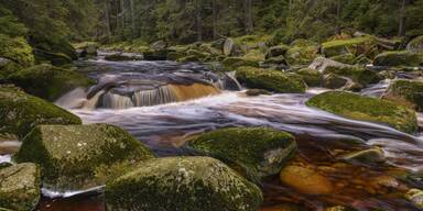 Fluss mit Steinen