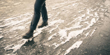 Wichtiger Tipp: SO vermeidet man Stürze bei Glatteis