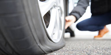 33-Jähriger schlitzt Reifen von Polizeiauto auf: Festnahme