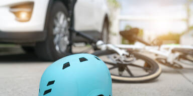 Radfahrer kracht in Abschleppseil - schwer verletzt