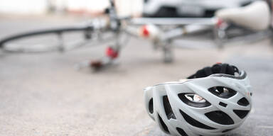 Radfahrerin (56) nach Crash mit Pkw schwer verletzt