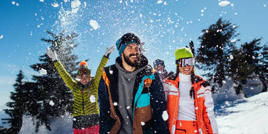Familie im Schnee beim Skifahren