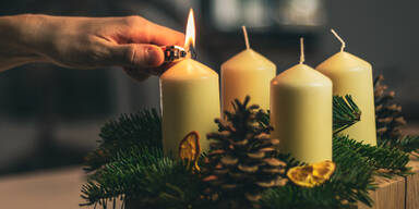 Feuer beim Anzünden der Adventkranz-Kerze ausgebrochen