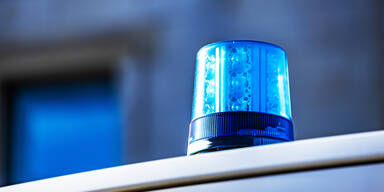 38-Jähriger rammt Frau bei Bushaltestelle Spritze in Oberarm 