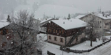 Schneefall auf Hütten in Tirol