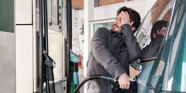 Sprit-Schock: Diesel knackt die 2,20-Euro-Marke!