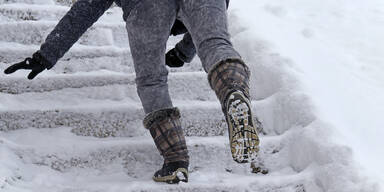 Vorsicht bei vereistem Boden! Ärzte empfehlen den "Pinguin-Gang"