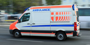 Radfahrer crasht in Fußgänger: E-Biker tot