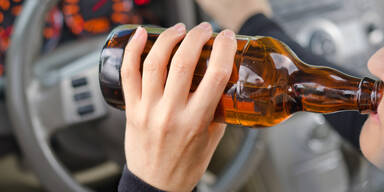 Nach zwei Unfällen: Betrunkene Autolenkerin mit Baby gestoppt