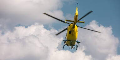 Mutter fährt eigene Tochter (2) nieder: schwer verletzt