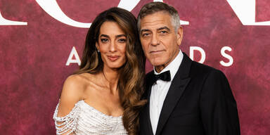 Handy weg! DAS verbietet das Clooney-Paar seinen Gästen zu Hause