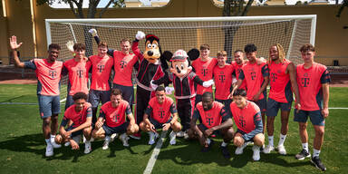 Bayern München trainiert bei Micky Maus