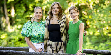 Nach Reitunfall: Prinzessin Amalia strahlt beim royalen Sommershooting