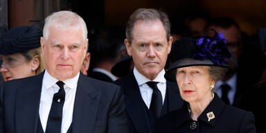 DIESER Royal posiert gut gelaunt vor Dessous und Strapsen