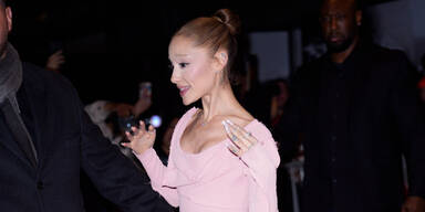 Ariana Grande vor laufender Kamera bedrängt - Fan abgeschoben