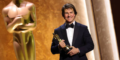 Nach 40 Jahren: Tom Cruise hält seinen Oscar in Händen 