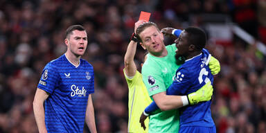 Premier-League-Star watscht eigenen Mitspieler – Rot!