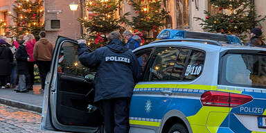 Gruppe prügelt 19-Jährigen nieder und tritt auf ihn ein 