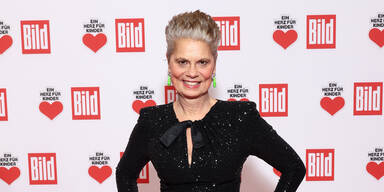 Star-Köchin Sarah Wiener überrascht mit komplett neuem Look 