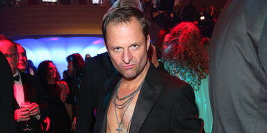 Hemd? Fehlanzeige: Philipp Hochmair strippt beim Deutschen Filmpreis