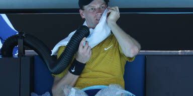 Sinner müht sich mit Krämpfen ins Achtelfinale