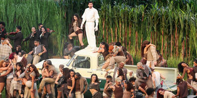 Bad Bunny mit Polit-Statemant und Star-Überraschungen