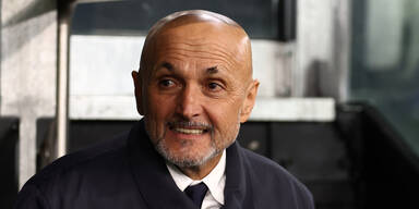 Skandal: Startrainer küsst TV-Lady während Liveübertragung auf Schulter