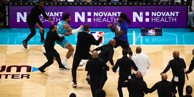 Polizei musste eingreifen: Wilde Prügelei in der NBA