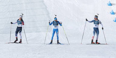 Biathleten bleiben kurz vor Ziel stehen – und die Fans flippen aus