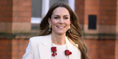 Voller Lebensfreude: Kate tanzt barfuß im Hindu-Tempel