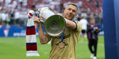 5 Pokale in 5 Ländern: Podolski beendet Karriere mit Pokal-Coup