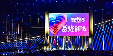 Was ist da los?  ESC-Show läuft noch - Gäste laufen bereits aus Halle