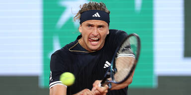 Spieler bricht zusammen: Zverev ohne Mühe weiter