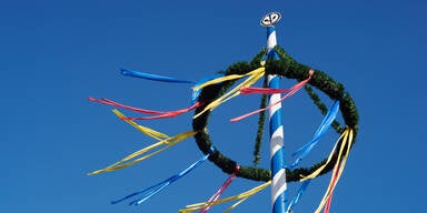 Parkte Loch zu: Maibaum-Aufstellen wegen Falschparker verschoben