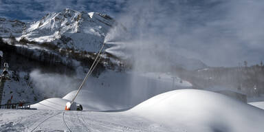 Skifahrer (25) kracht gegen Schneelanze - tot